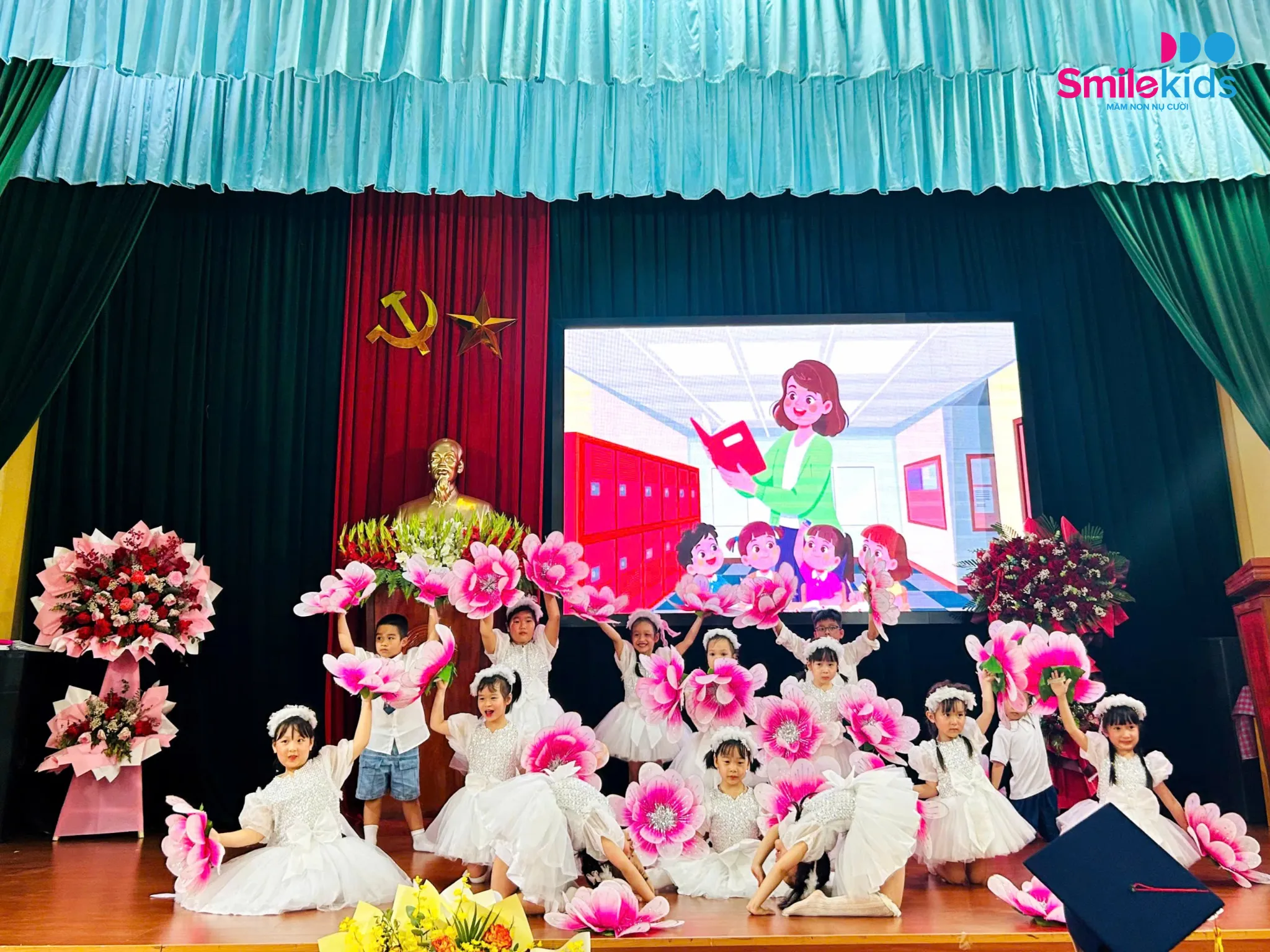 Hình 4. Tiết mục văn nghệ của lớp Song Ngữ